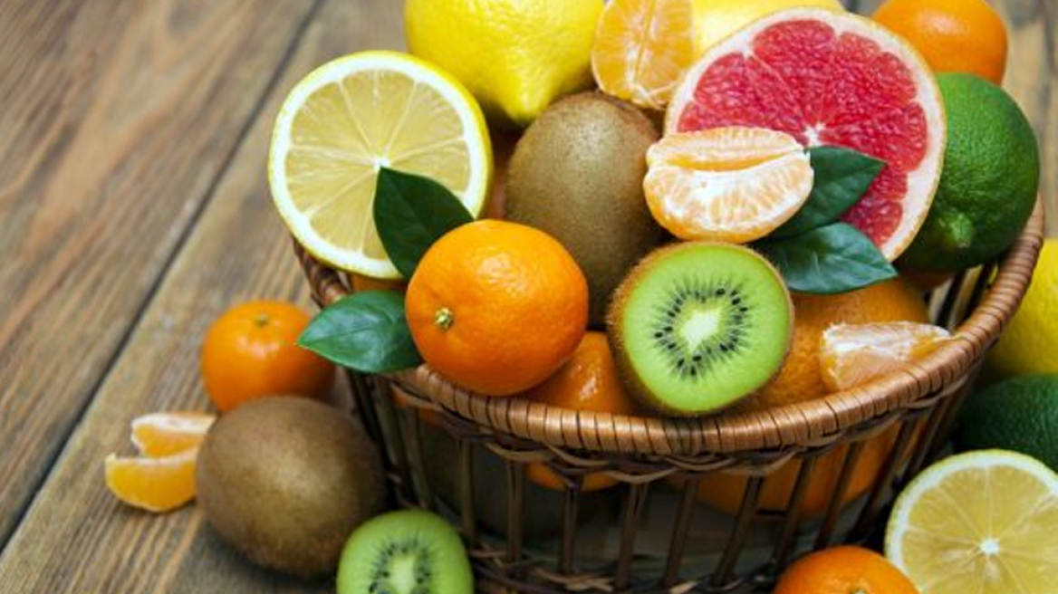 Το φρούτο που καθυστερεί την εμφάνιση των λευκών μαλλιών