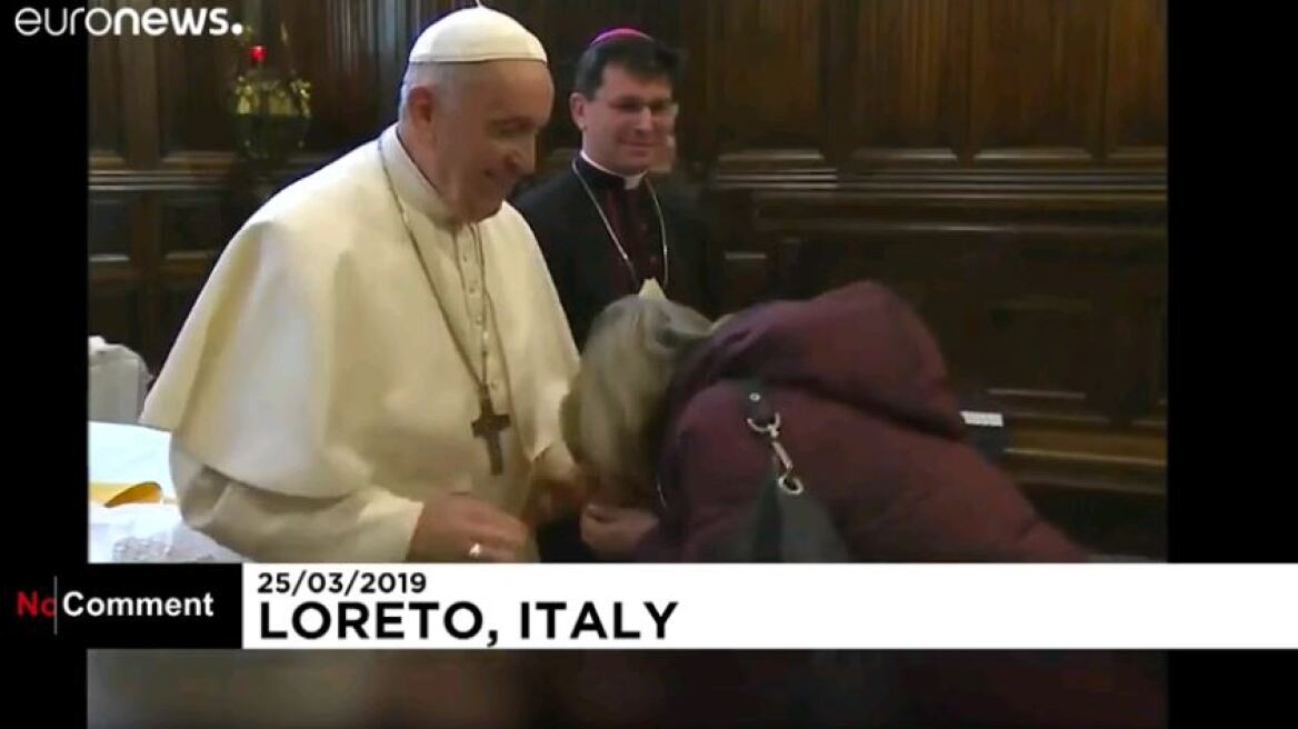 Το μυστήριο λύθηκε - Γιατί ο Πάπας Φραγκίσκος τραβούσε το χέρι από το στόμα των πιστών