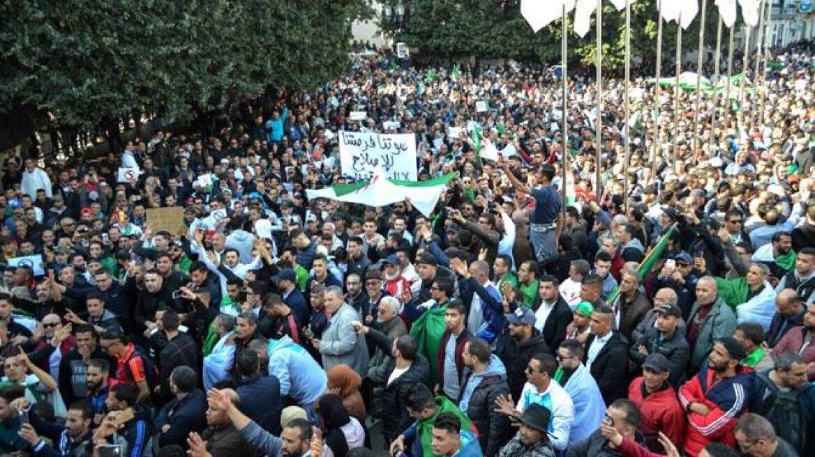 «Βράζει» η Αλγερία: Χιλιάδες διαδηλωτές κατά του Μπουτεφλίκα - Κανόνια νερού από την αστυνομία