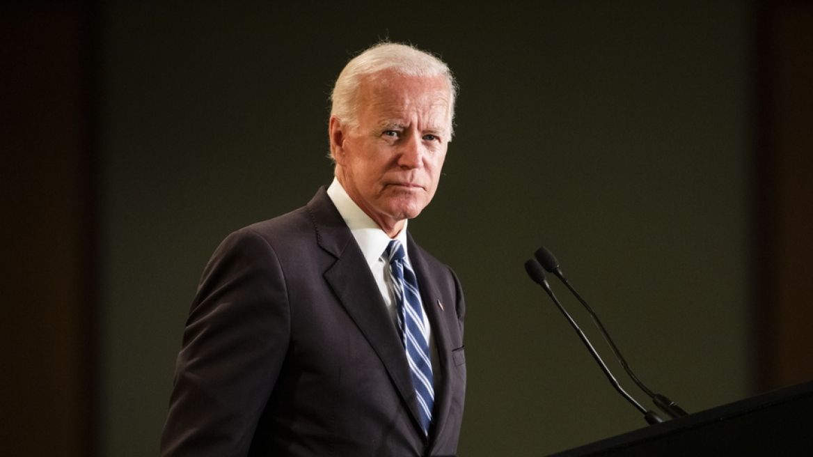 Ακτιβίστρια καταγγέλλει τον Τζο Μπάιντεν για «ανάρμοστη συμπεριφορά»