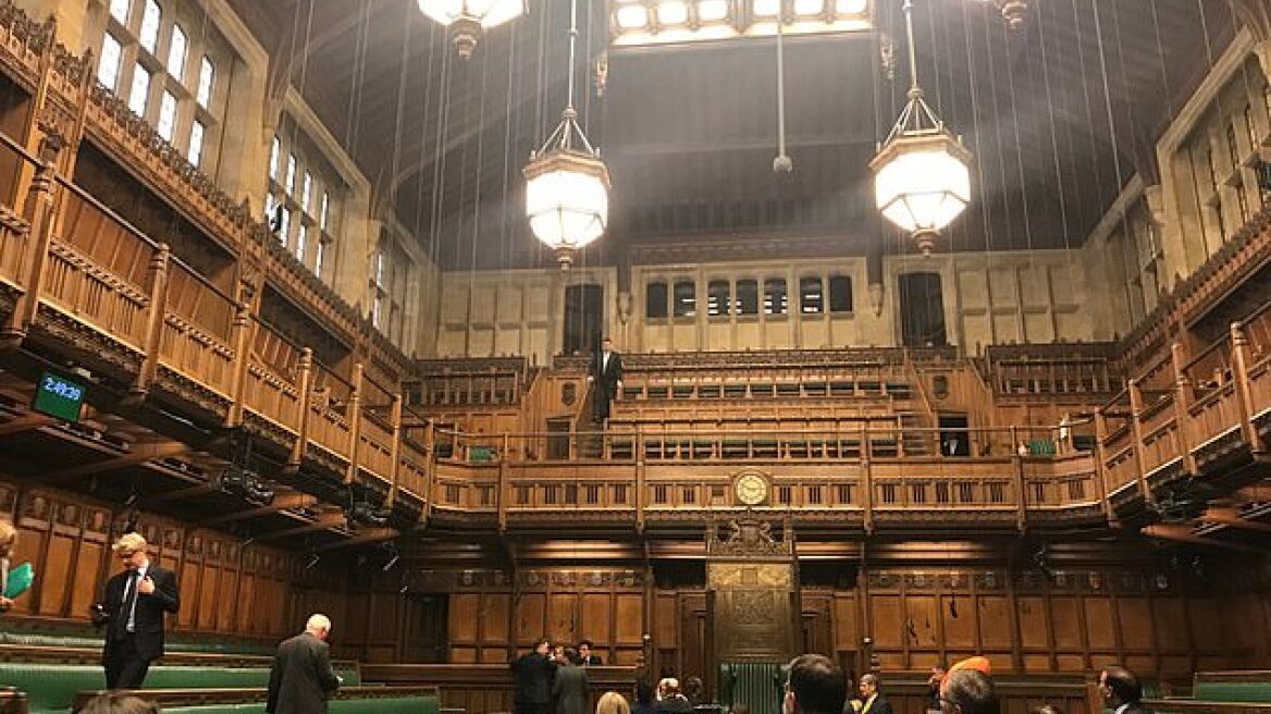 Βρετανία: Διακόπηκε η συνεδρίαση της Βουλής των Κοινοτήτων γιατί έμπαζε νερό η οροφή!