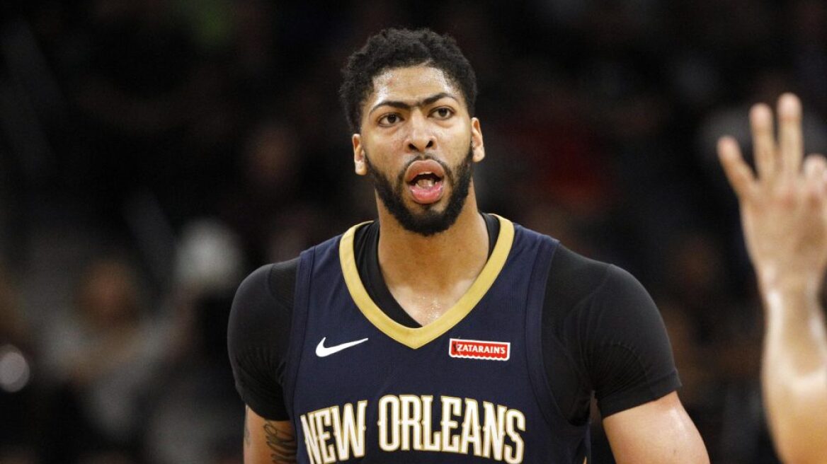 Ντέιβις: Ύψωσε το μεσαίο δάκτυλο σε οπαδό! (vid)