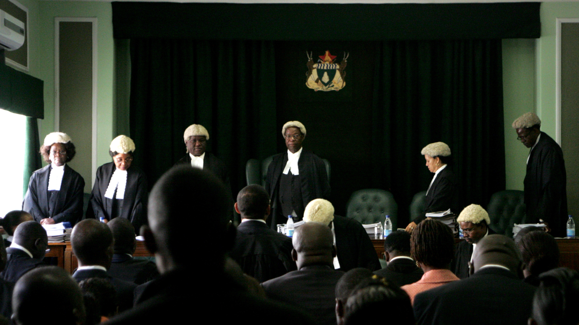 Οργή στη Ζιμπάμπουε μετά τα €140.000 που δόθηκαν για... περούκες δικαστών!