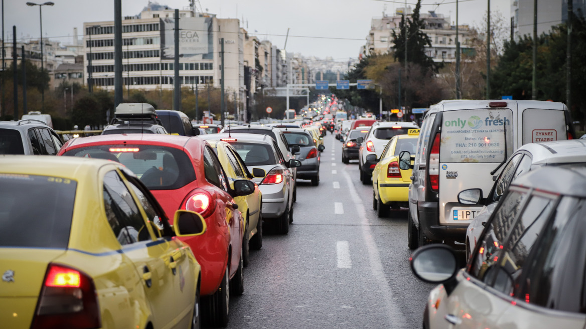 Καραμπόλα τριών οχημάτων στην Λένορμαν - Μποτιλιάρισμα στον Κηφισό