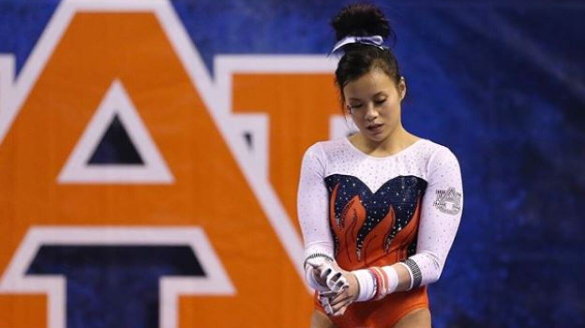 Βίντεο σοκ: Γυμνάστρια έσπασε και τα δύο της πόδια σε δύσκολη άσκηση