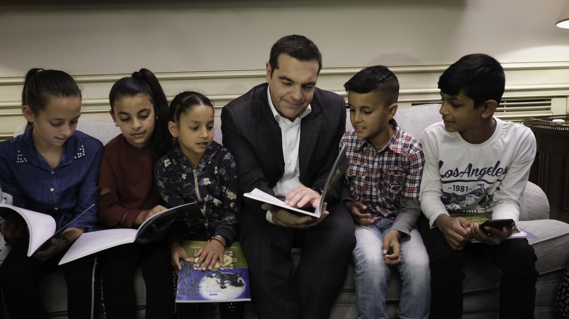 Ο Τσίπρας υποδέχτηκε Ρομά στο Μαξίμου - Τους διάβασε παραμύθια