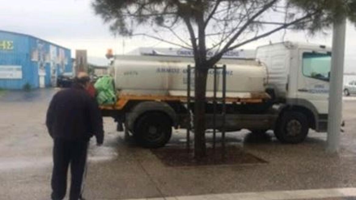 Θεσσαλονίκη: Οι υπάλληλοι του δήμου ποτίζουν... με καταρρακτώδη βροχή