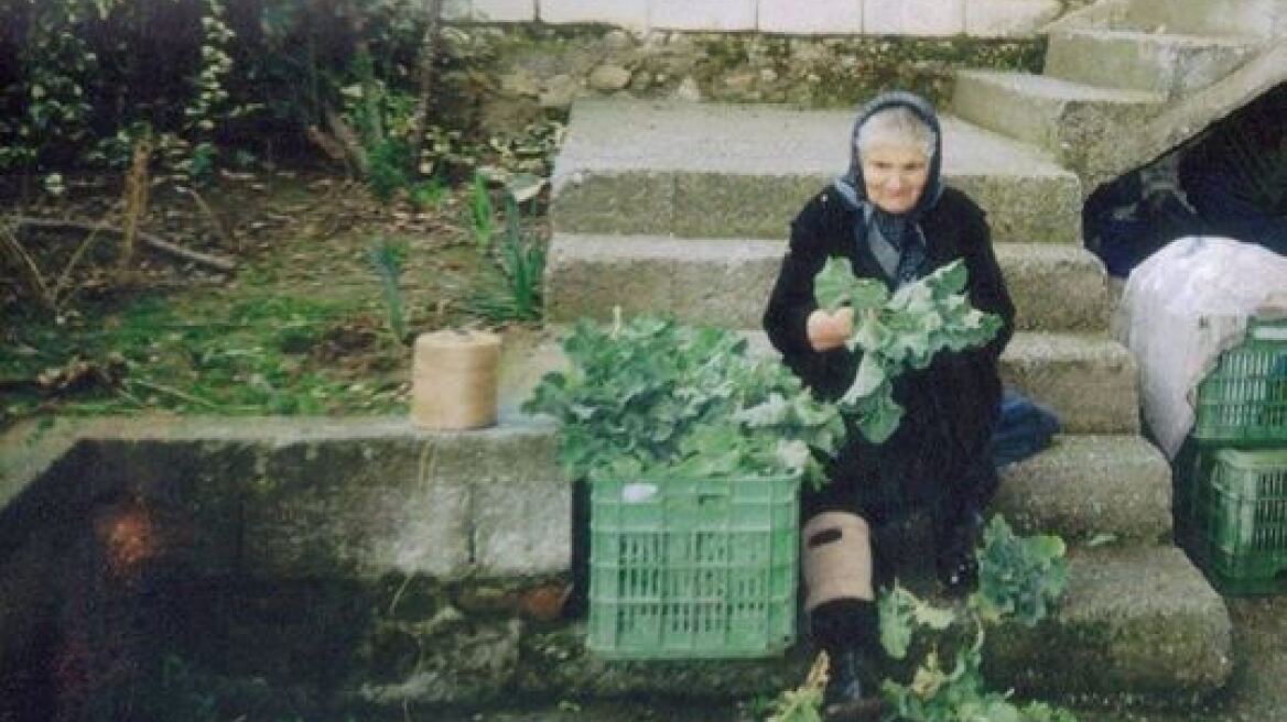 Κατερίνη: Σοκαρισμένη η 82χρονη μετά την παραπομπή της σε δίκη για τα 6 κιλά χόρτα που πουλούσε στη λαϊκή