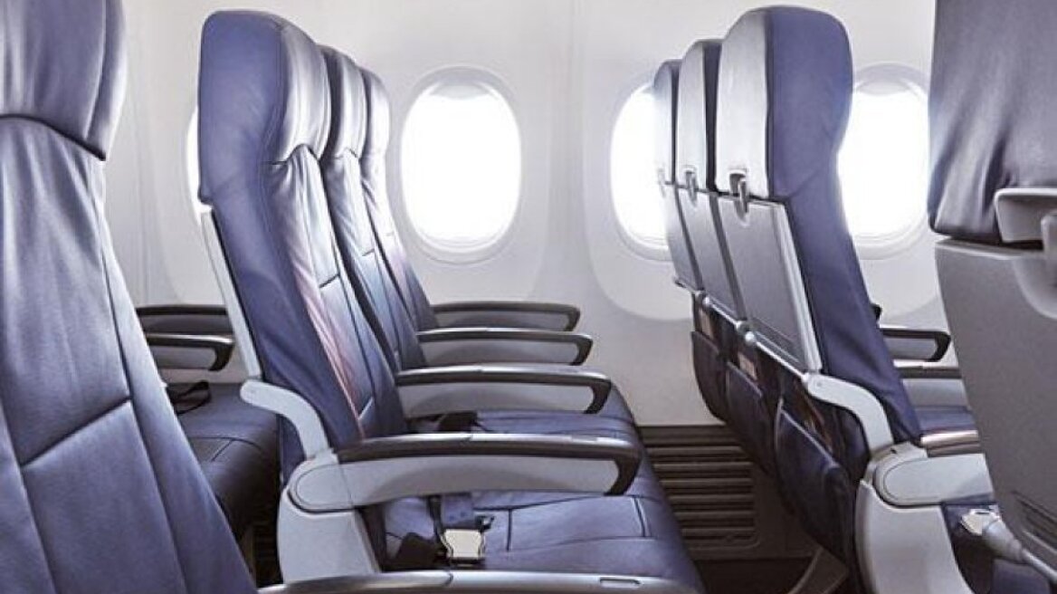 Τι κρύβει το τραπεζάκι του καθίσματος στο αεροπλάνο