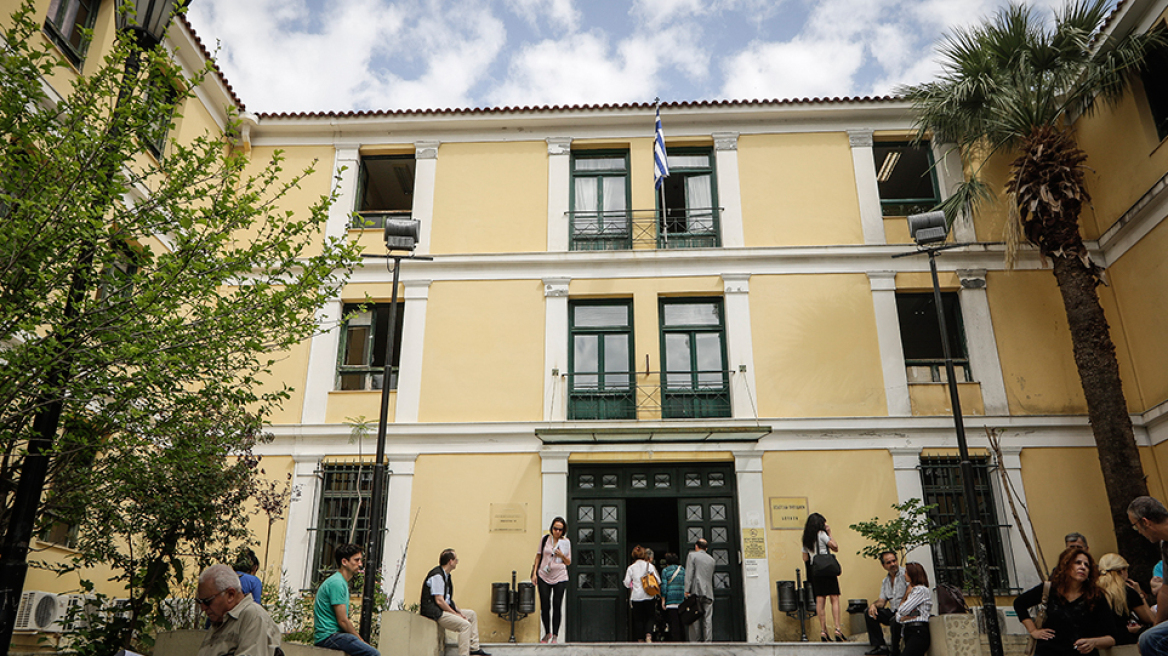 Ρομά απέδρασε από την Ευελπίδων με τη βοήθεια συγγενών του