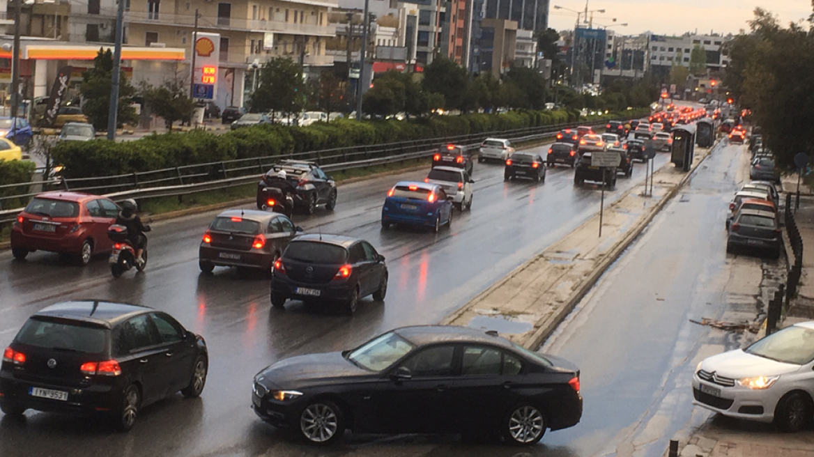 Χάος από κίνηση στους δρόμους από τη βροχή: Προβλήματα σε Κηφισίας, Βασ. Σοφίας, Κηφισό, Αττική Οδό