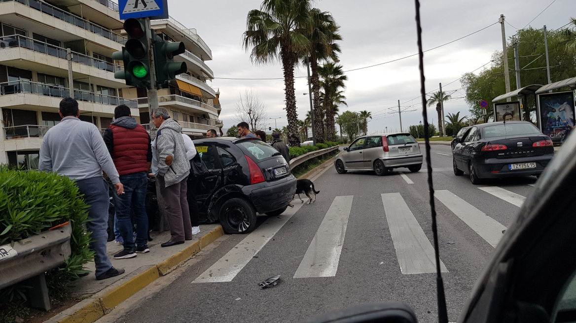 Τροχαίο στην παραλιακή στο ύψος του Αλίμου με ΙΧ και φορτηγό που μετέφερε σκάφος