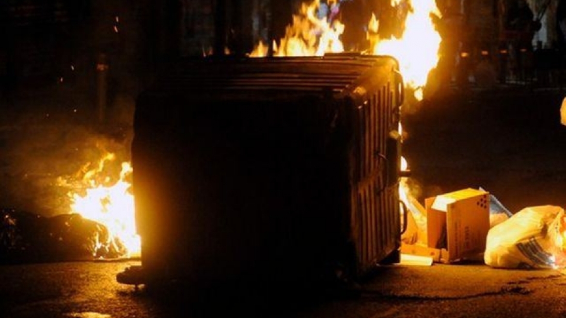 Αγρίνιο: Άγνωστος βάζει φωτιές σε αυτοκίνητα και κάδους