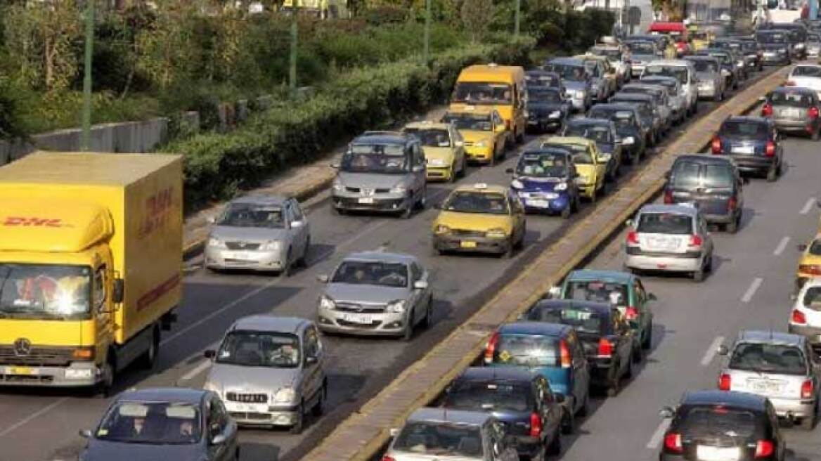 Κίνηση τώρα: Καραμπόλα τριών οχημάτων στην κάθοδο της Μεσογείων 