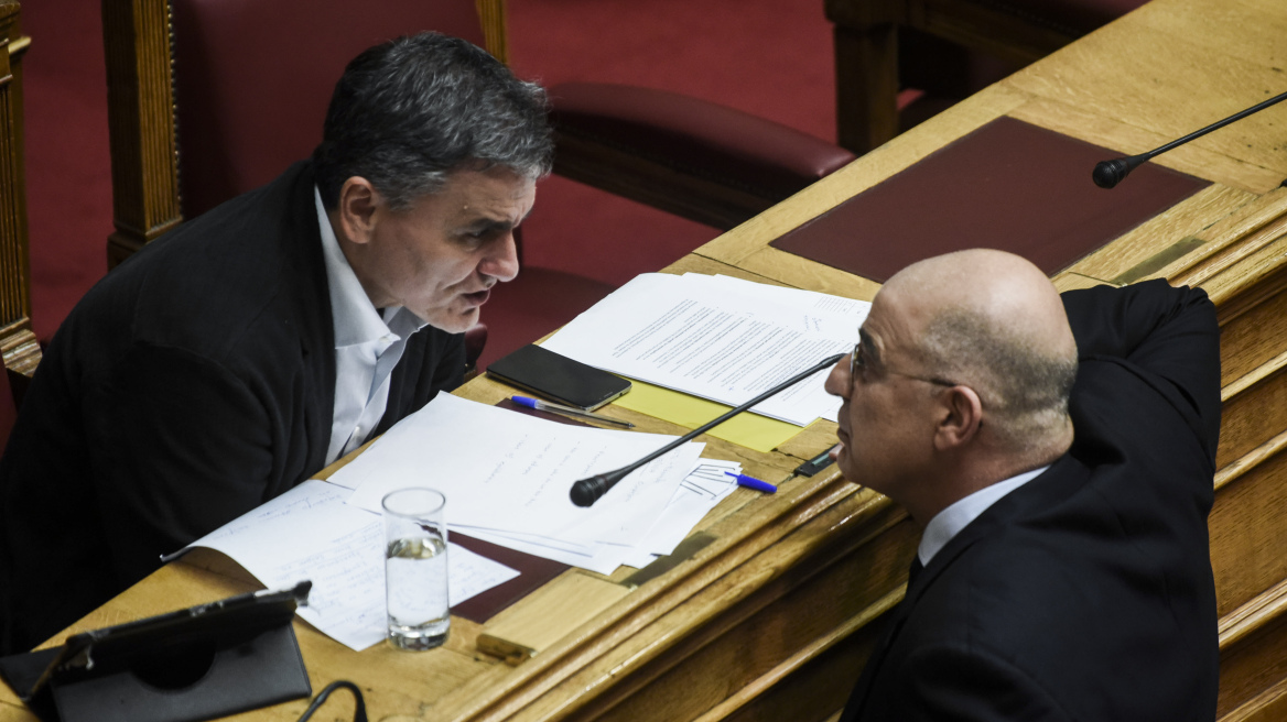 Καβγάς Δένδια-Τσακαλώτου: «Γιατί ανεβαίνετε σαν κλέφτης;» - «Ο υπ. Οικονομικών δεν έχει δεύτερη δουλειά»