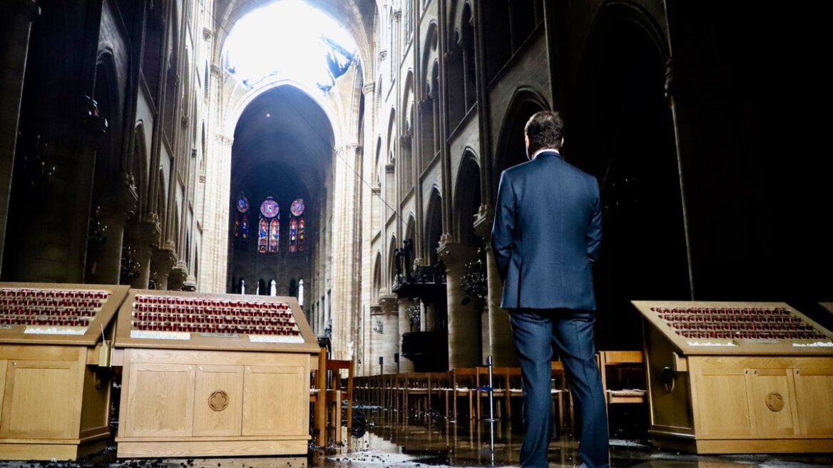 Γάλλος υπουργός φωτογραφήθηκε στην καμμένη Παναγία των Παρισίων και οι συμπολίτες του τρελάθηκαν!