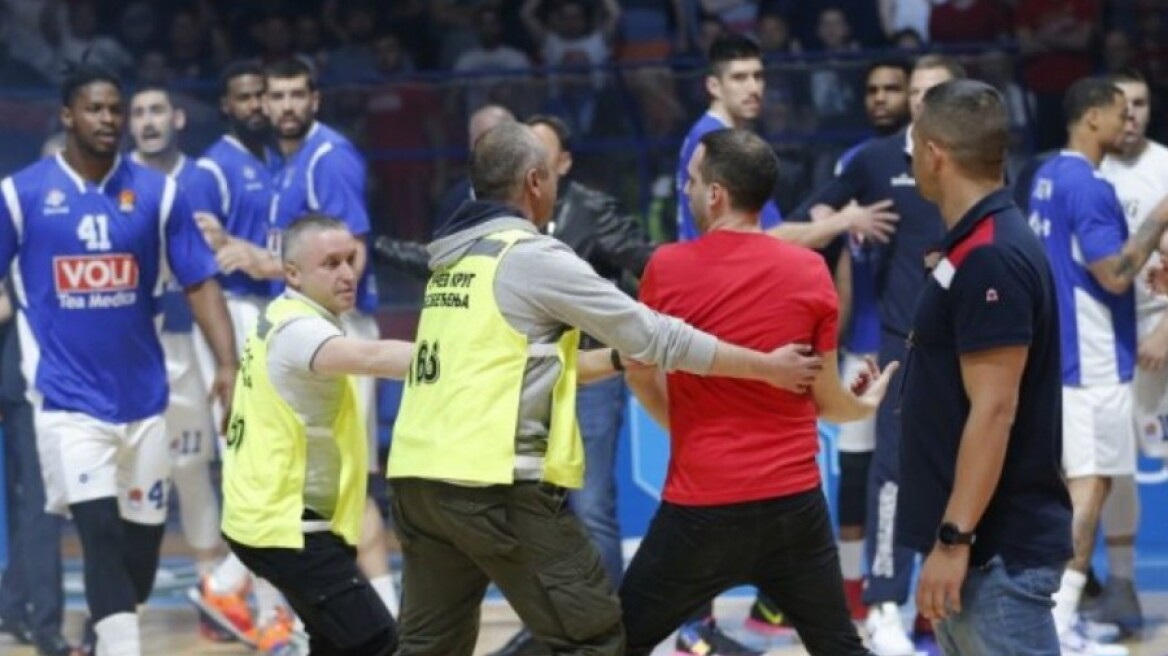 «Κόλαση» ο τελικός της Αδριατικής: Οπαδοί του Ερυθρού Αστέρα επιτέθηκαν σε παίκτες της Μπούντουτσνοστ