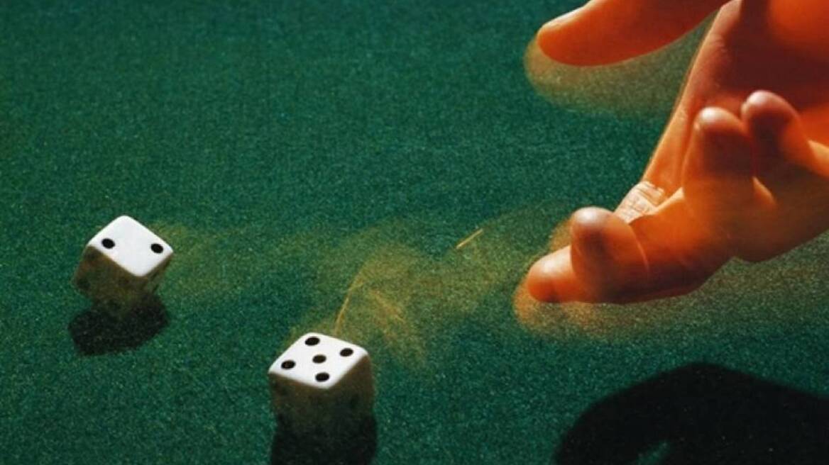 Τέσσερις συλλήψεις για «μπαρμπούτι» σε καφενείο στο Ηράκλειο