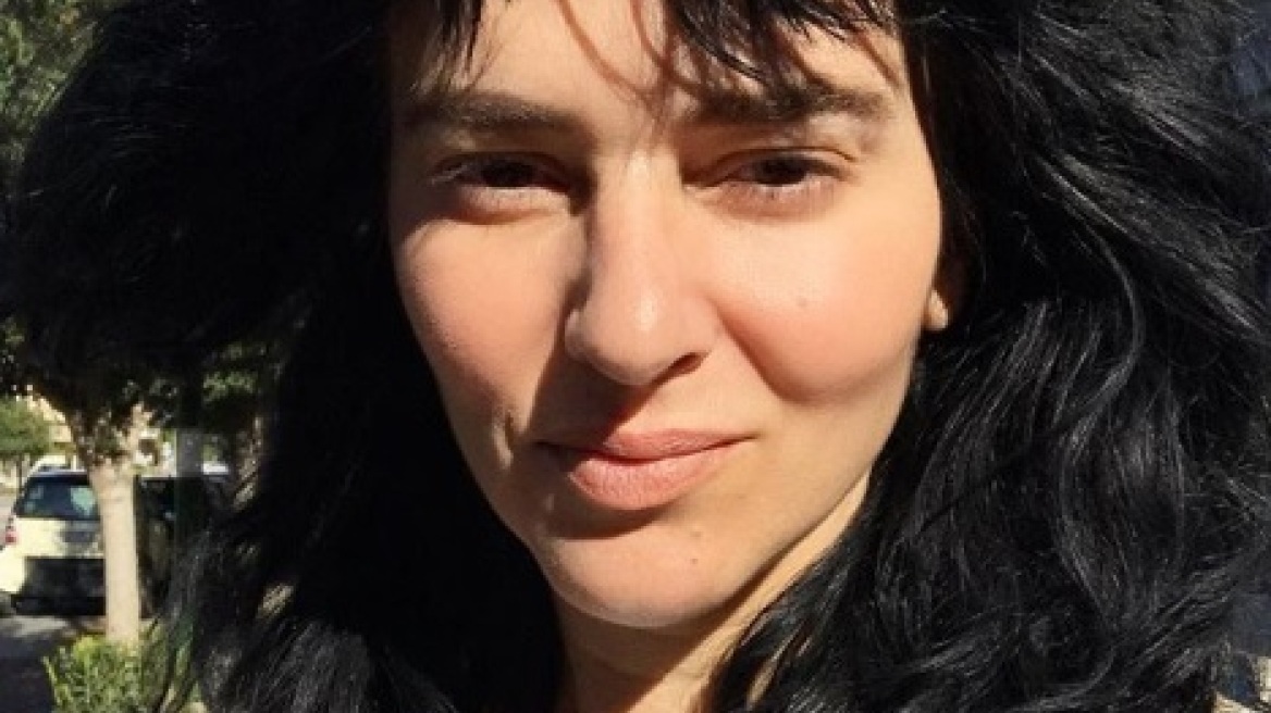 Ξέρουμε ποιος σχεδίασε το πανωφόρι της Ζενεβιέβ Μαζαρί