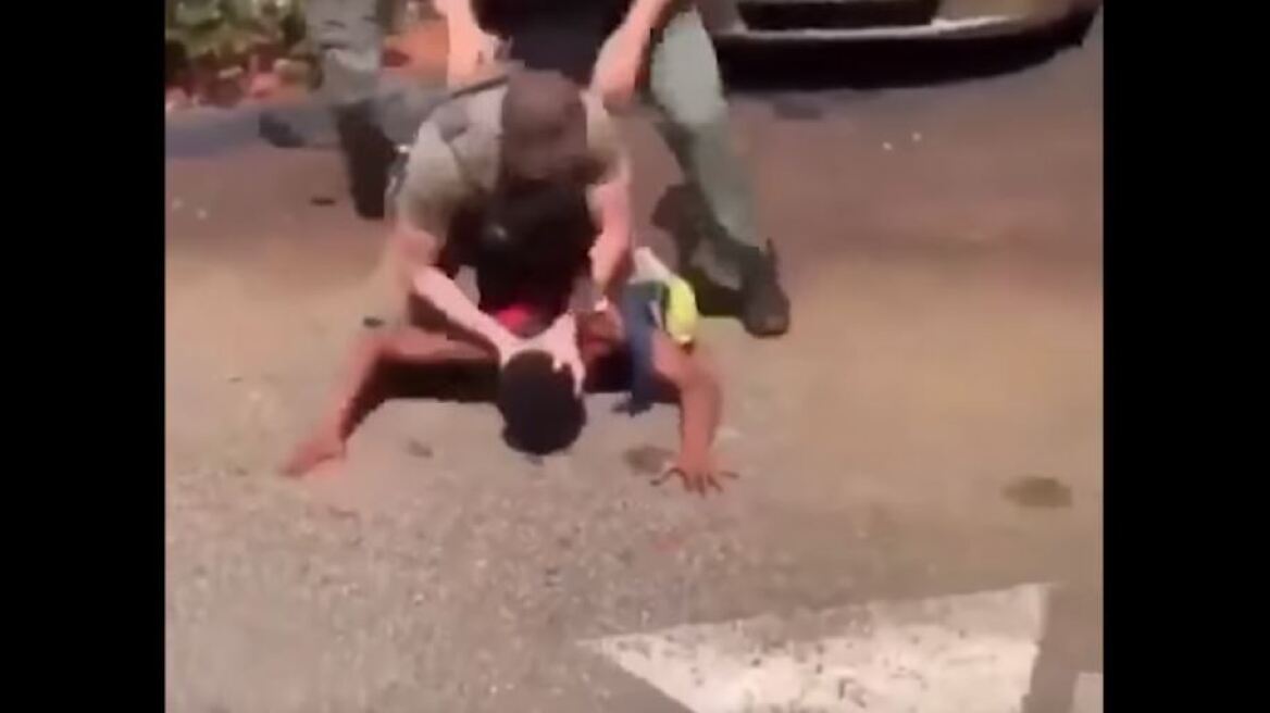 Οργή στη Φλόριντα για αστυνομικούς που χτύπησαν το κεφάλι 15χρονου στο οδόστρωμα