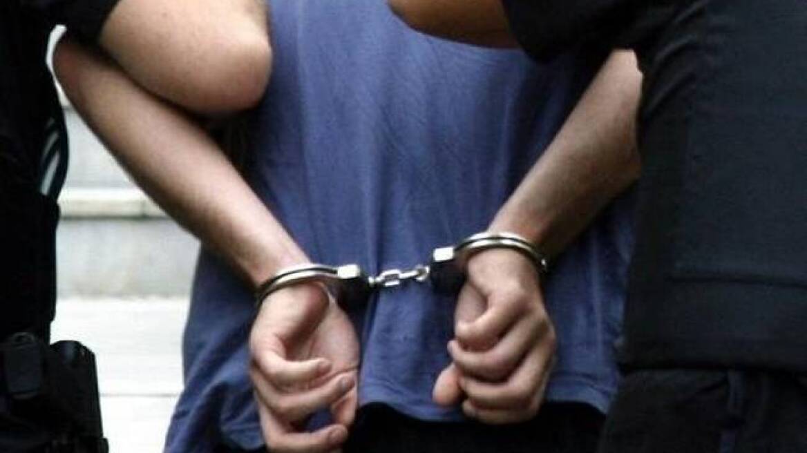 Ανήλικος σε συμμορία που λήστεψε μοτοσικλετιστή στην Πάτρα