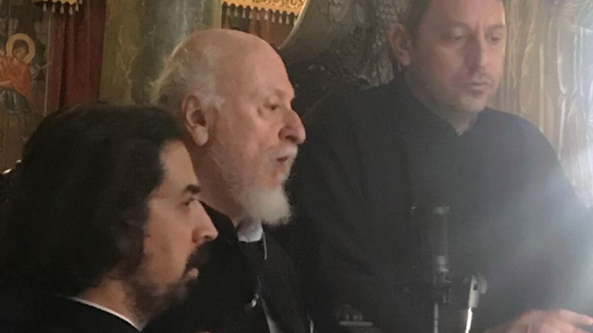 Ο Διονύσης Σαββόπουλος έψαλε τους ύμνους της Μεγάλης Παρασκευής στον Άγιο Διονύσιο