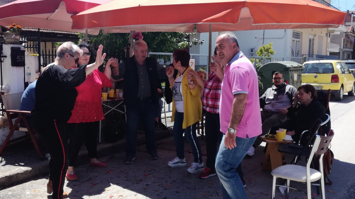 Ελλήνων Πάσχα στο Ίντερνετ: Γέμισαν σούβλες και τραπέζια τα social media!