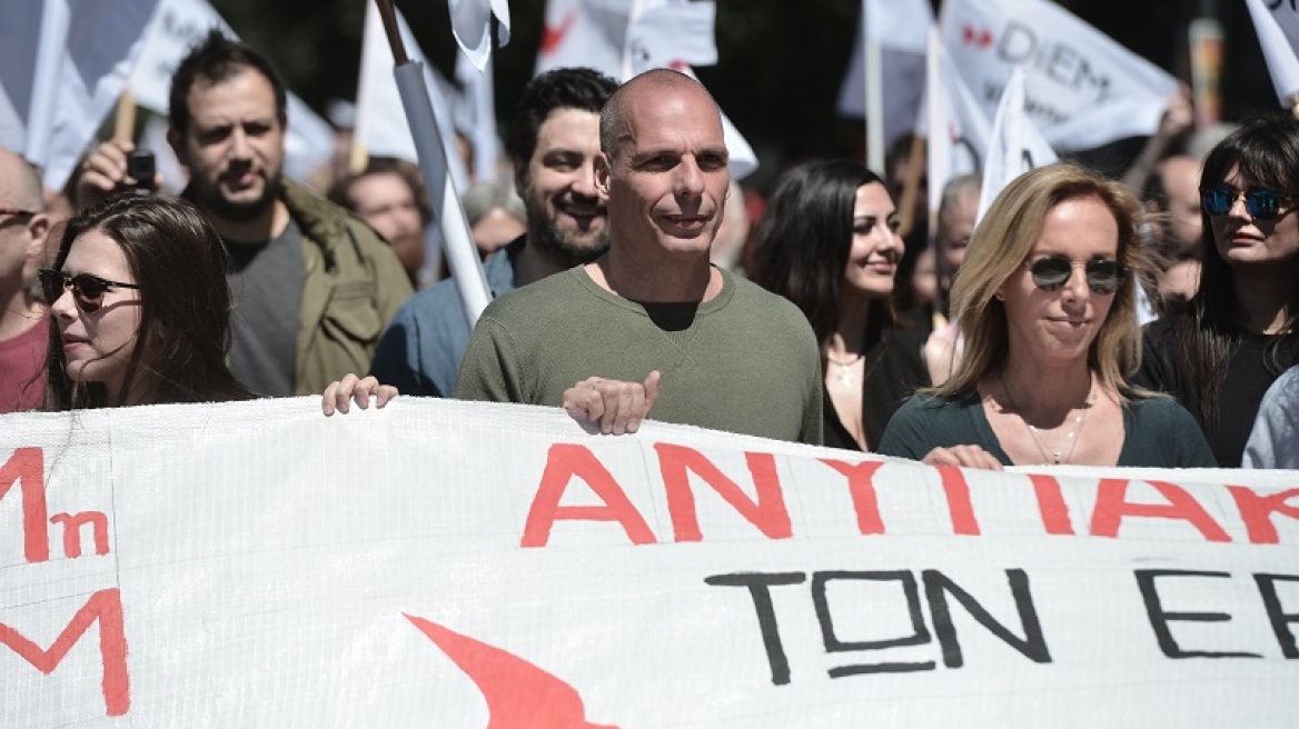 Πρωτομαγιά: Ο Γιάνης Βαρουφάκης και το «ΜέΡΑ25» στην πορεία της Αθήνας