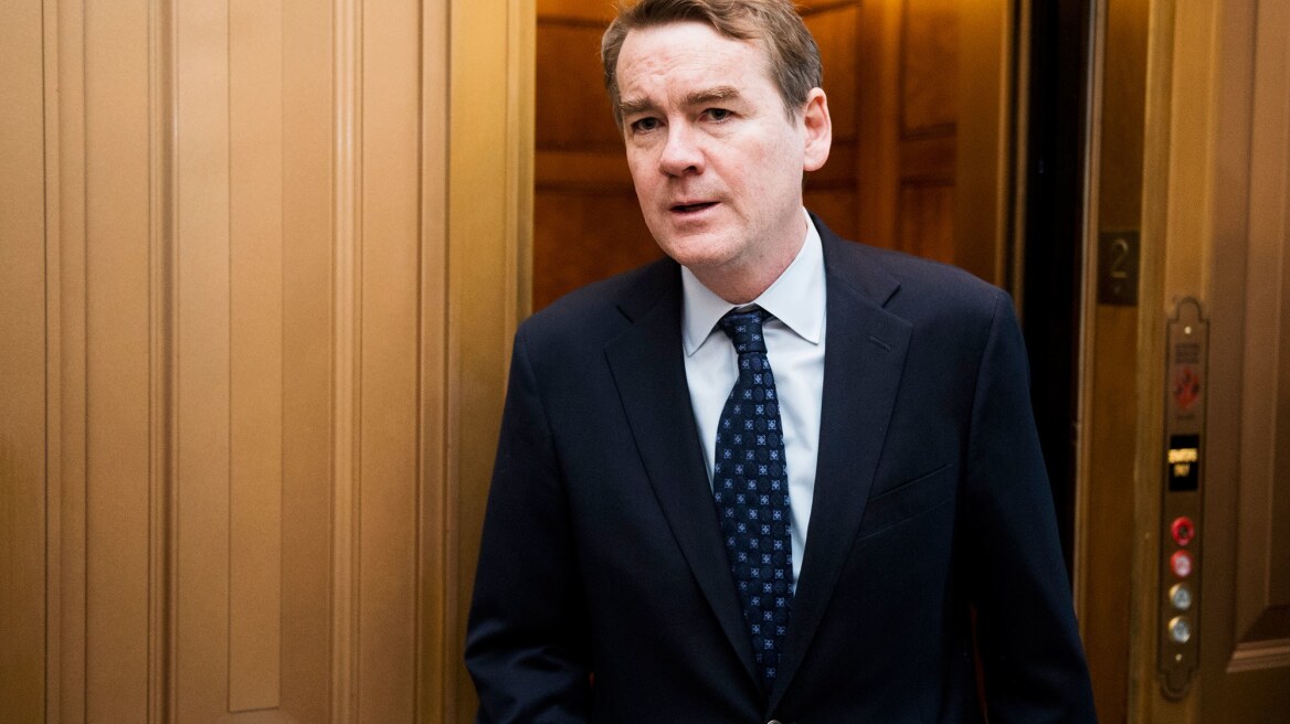 ΗΠΑ: Μάικλ Μπένετ... ο 21ος υποψήφιος για το χρίσμα στους Δημοκρατικούς