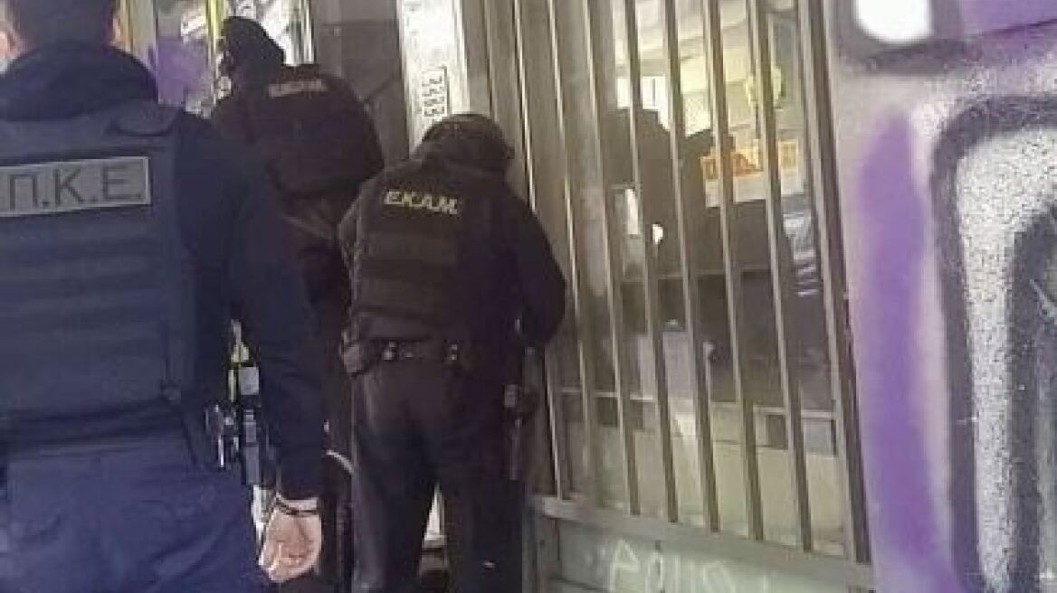 Εξάρχεια: Χειροπέδες σε Αλβανούς που γέμιζαν ναρκωτικά στην Αθήνα - Κατασχέθηκαν 155 κιλά χασίς