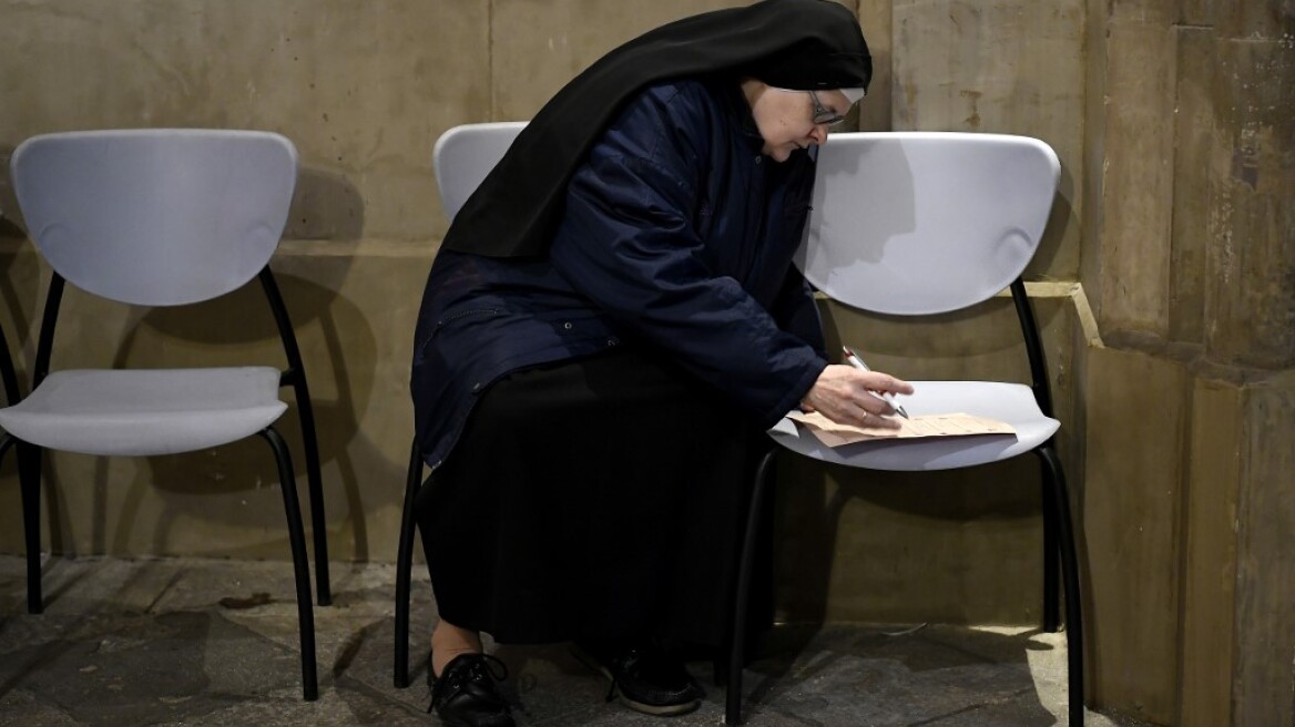 Έπιασαν «στα πράσα» καλόγρια να νοθεύει ψηφοδέλτια υπέρ του Λαϊκού Κόμματος στις ισπανικές εκλογές