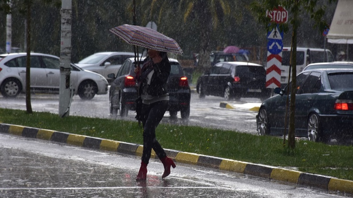 Καιρός: Συννεφιασμένη Κυριακή με λίγες βροχές και στην Αττική