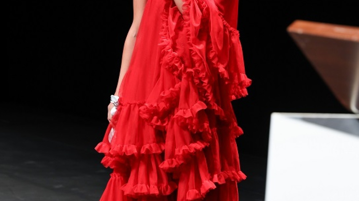 H Kόνι Μεταξά μεταμορφώθηκε: Ξανθιά με μαλλιά πιο μακριά από της Ραπουνζέλ 