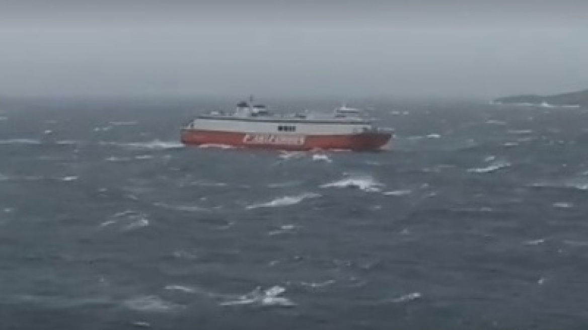 Βίντεο: Το πλοίο «Θεολόγος» παλεύει με τα κύματα στην Τήνο