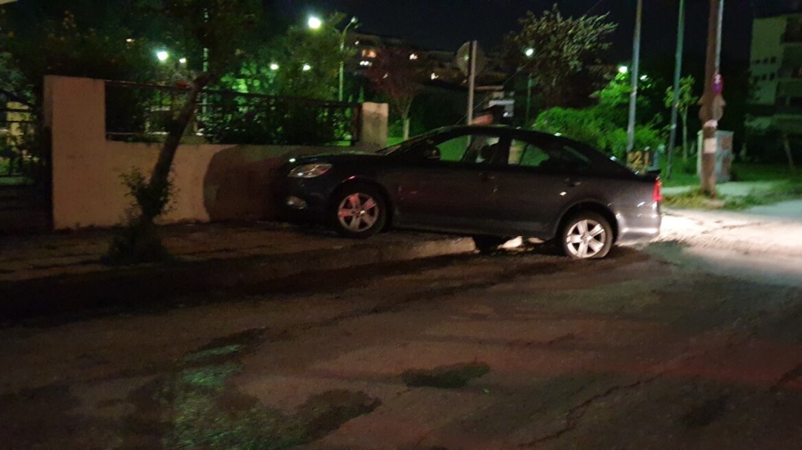 Φωτογραφία: Στα Τρίκαλα αυτοκίνητο καρφώθηκε σε μάντρα