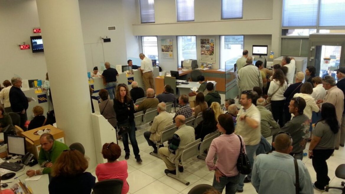 Πώς επιστρέφουν οι Έλληνες στα γκισέ των τραπεζών