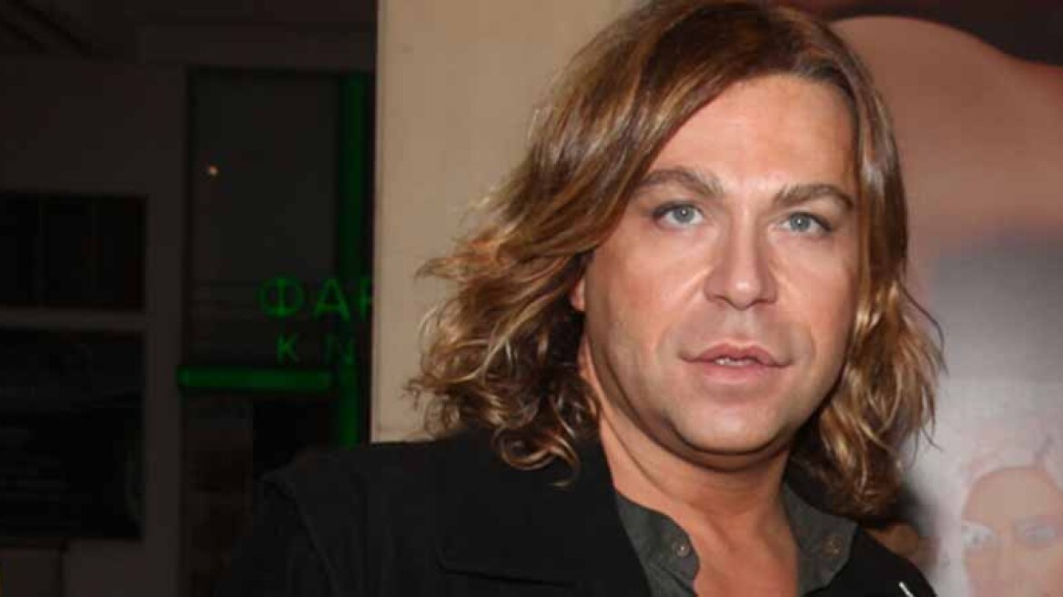 Ο Τρύφωνας Σαμαράς τρέχει στην αμμουδιά μόνο με το σλιπ μαγιό του και γίνεται viral   