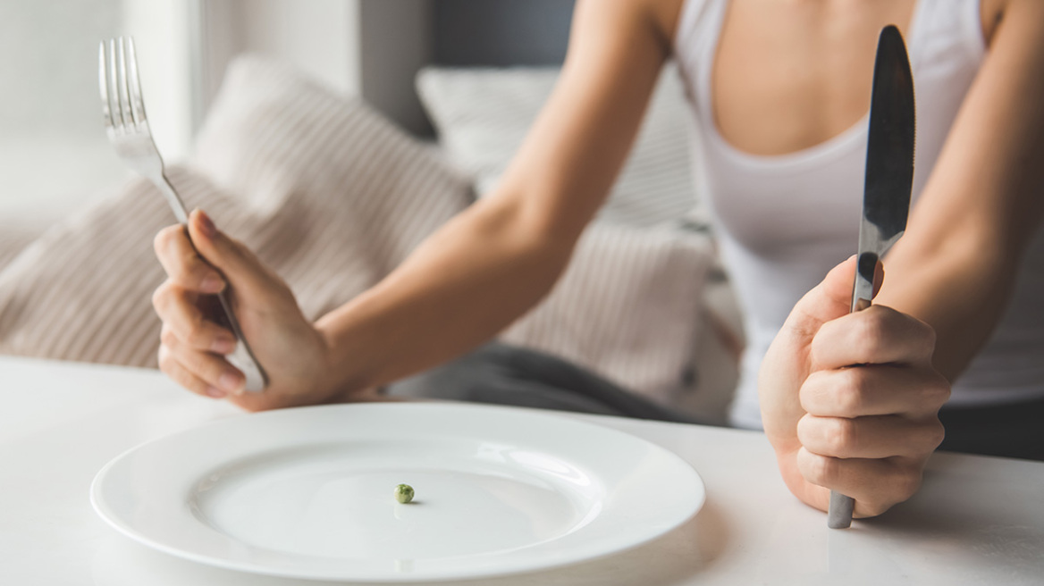 Η καθημερινή συνήθεια που αυξάνει τον κίνδυνο διατροφικών διαταραχών