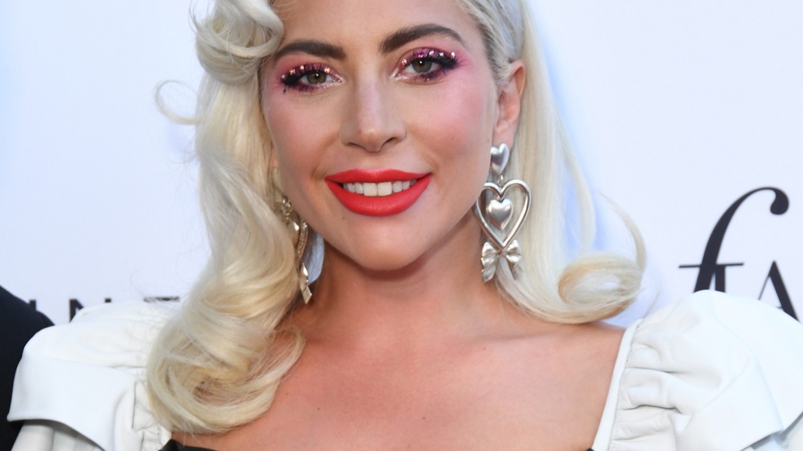 H Lady Gaga χαλαρώνει ημίγυμνη στην πισίνα της μετά το Met Gala