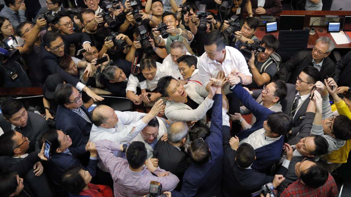 Ξύλο στη Βουλή του Χονγκ Κονγκ: Με φορείο έφυγε τραυματίας βουλευτής