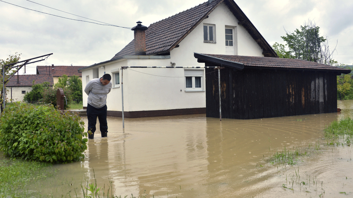 Καταρρακτώδεις βροχές και πλημμύρες πλήττουν τη Βοσνία