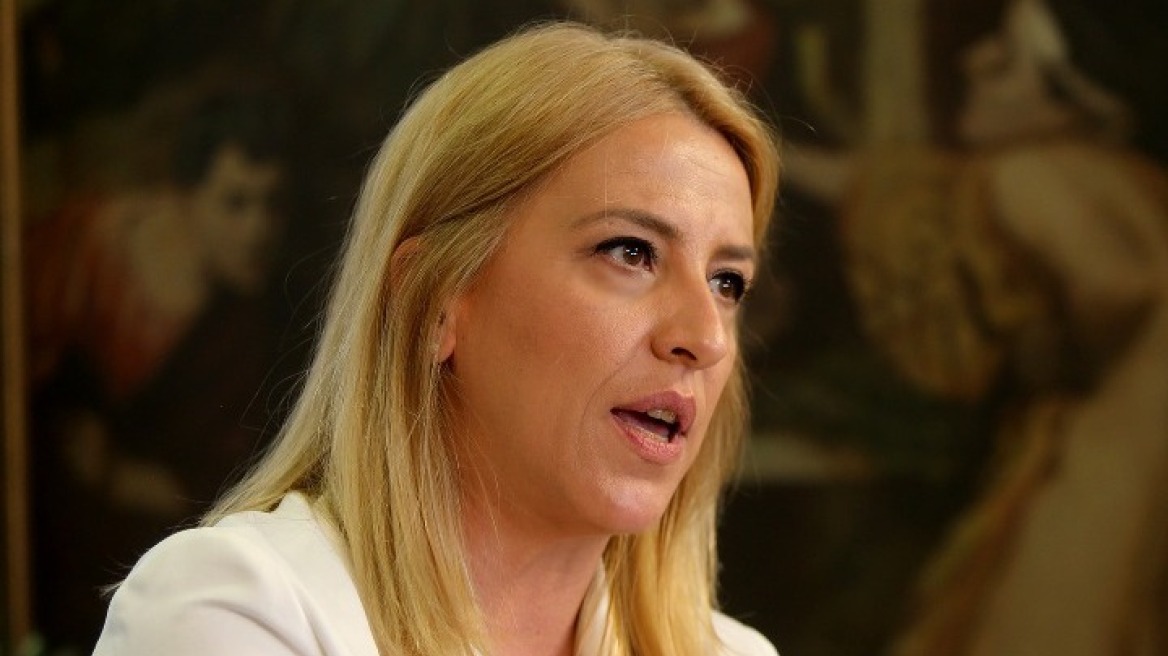 Ο διάλογος Δούρου - Νοτοπούλου στο Instagram