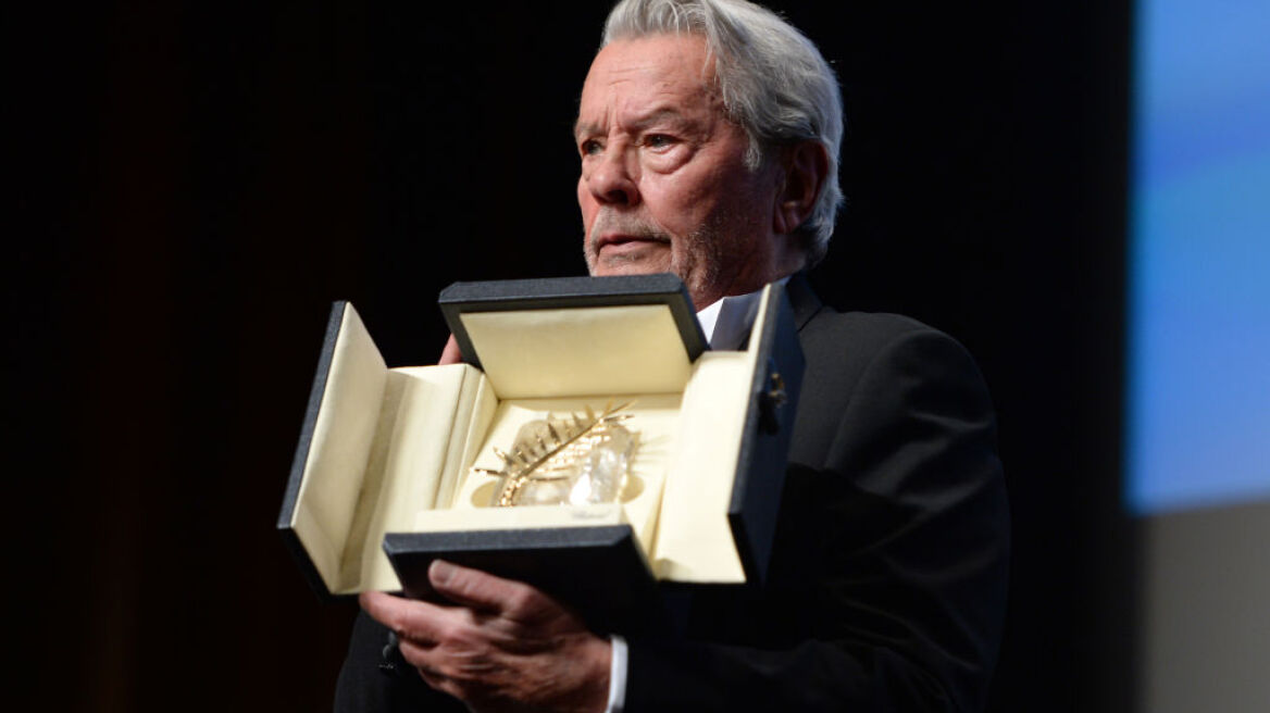 O Alain Delon παρέλαβε τον τιμητικό Χρυσό Φοίνικα στις Κάννες 