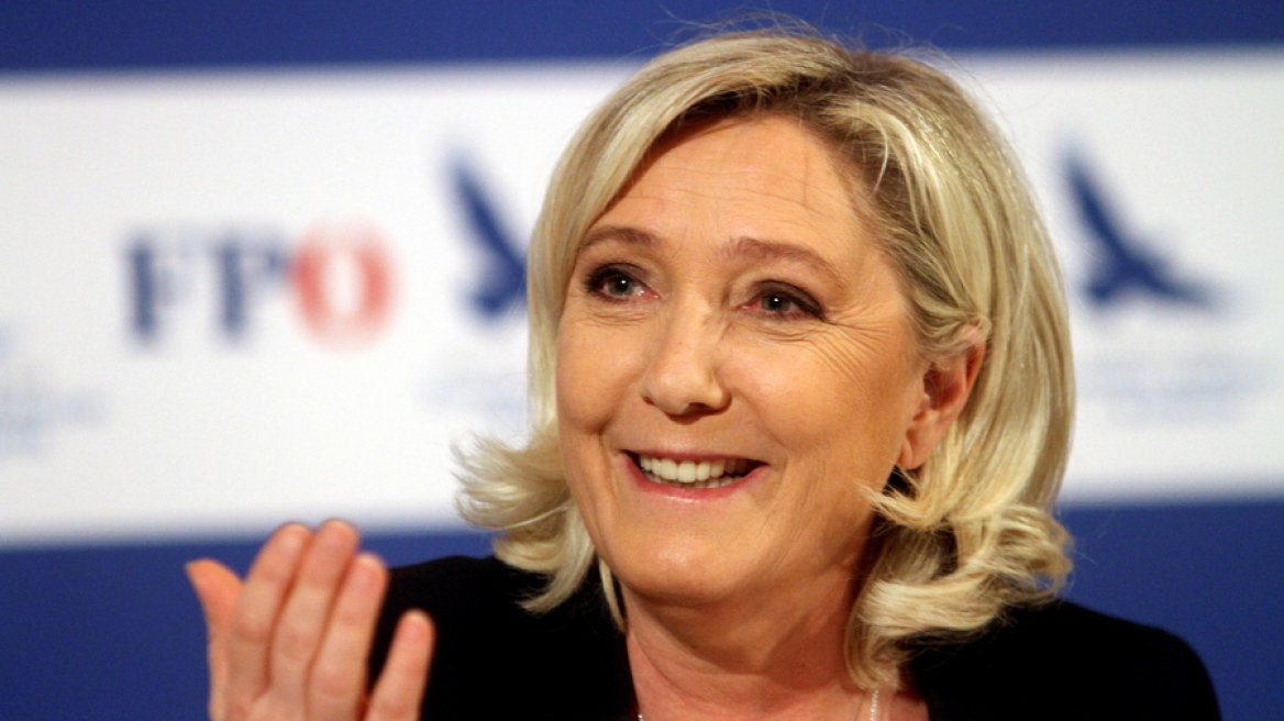 Ο Στιβ Μπάνον «αποθεώνει» την Μαρίν Λεπέν, εκείνη όμως τον αποκηρύσσει