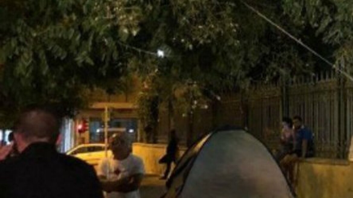 Πάτρα: Δεκάδες συμβασιούχοι που απολύονται έστησαν σκηνές έξω από τα γραφεία του ΣΥΡΙΖΑ