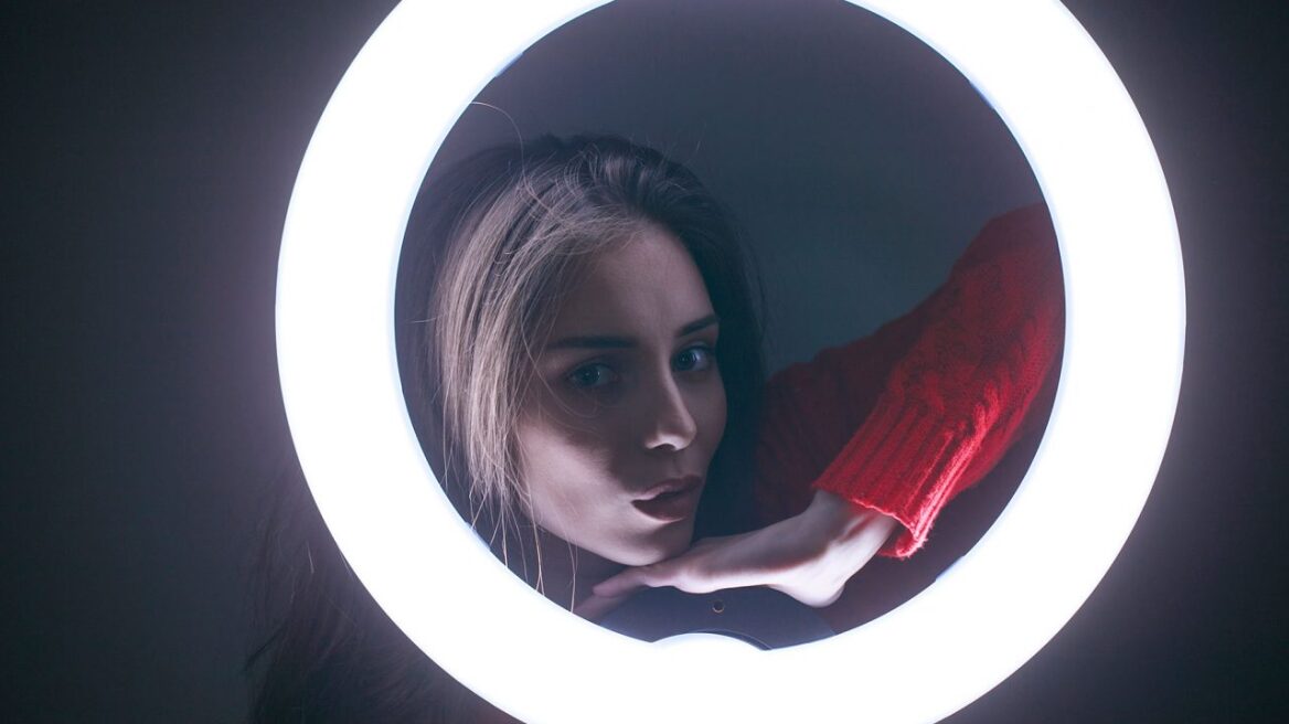 Το φως που απειλεί την όραση, προκαλεί πονοκεφάλους και οδηγεί σε ατυχήματα