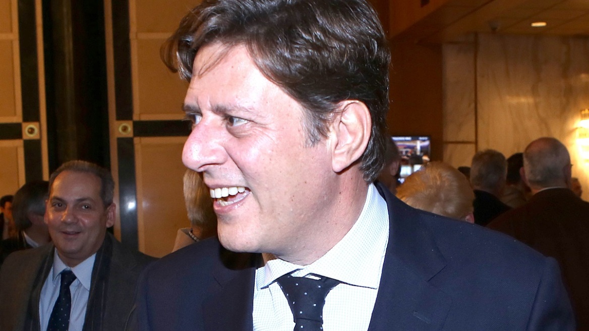 Ο Μιλτιάδης Βαρβιτσιώτης με τη σύντροφο του στις Σπέτσες 