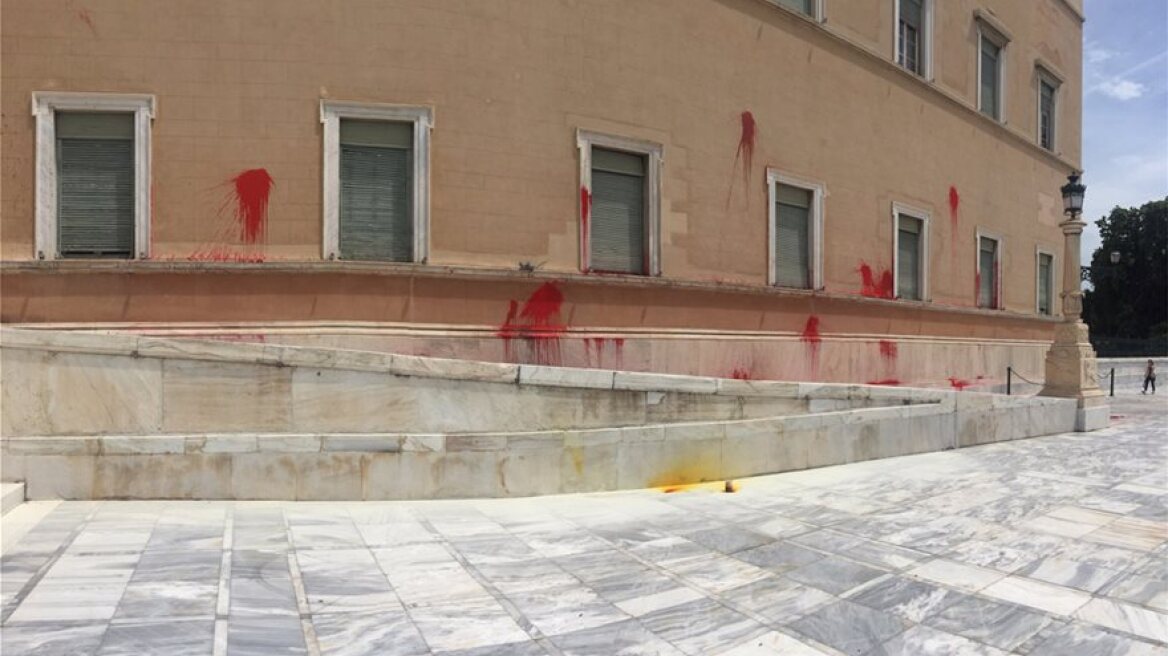 Ρουβίκωνας στη Βουλή: Ο 36χρονος συλληφθείς αφέθηκε ελεύθερος με 30.000 ευρώ εγγύηση!