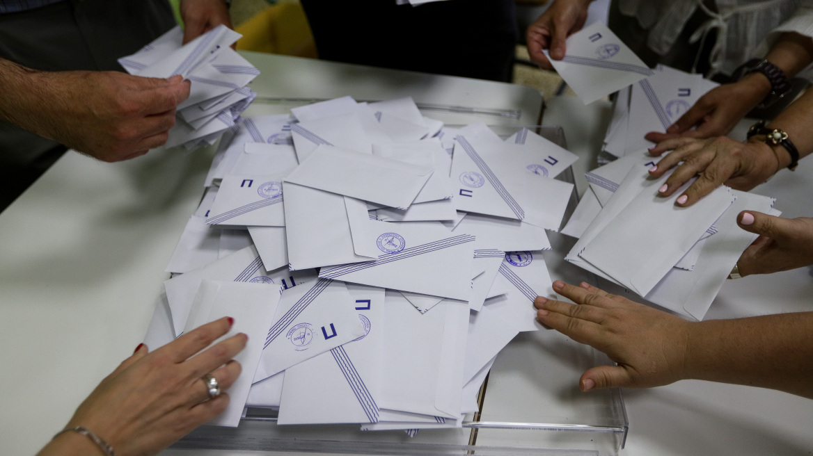 Εκλογές: Προσαγωγή δημοτικής συμβούλου στον Πειραιά