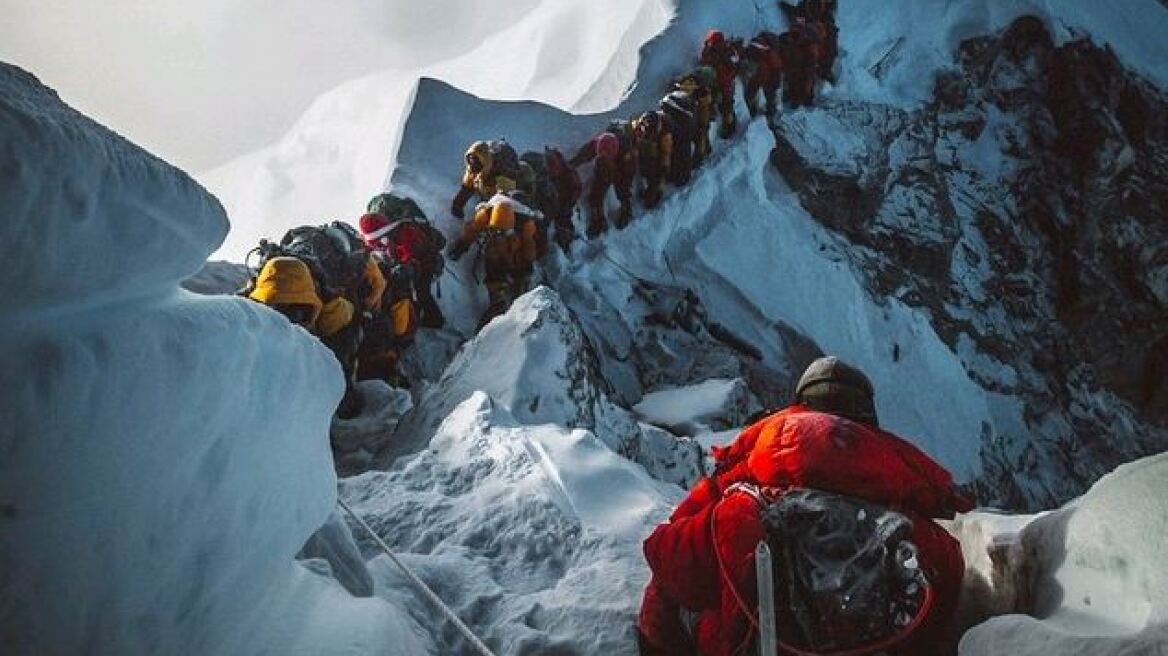 Aμερικανός ορειβάτης έχασε τη ζωή του κατά την κατάβαση από το Έβερεστ